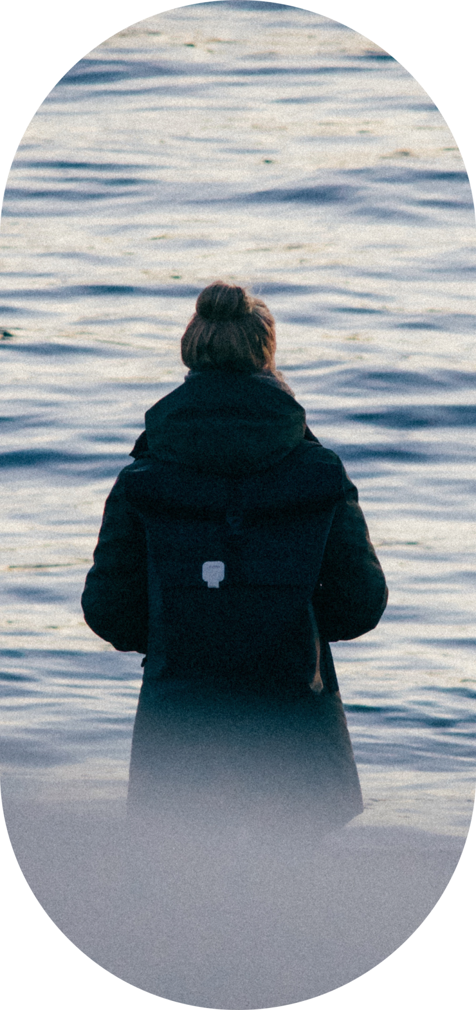 Una chica mirando el mar espaldas