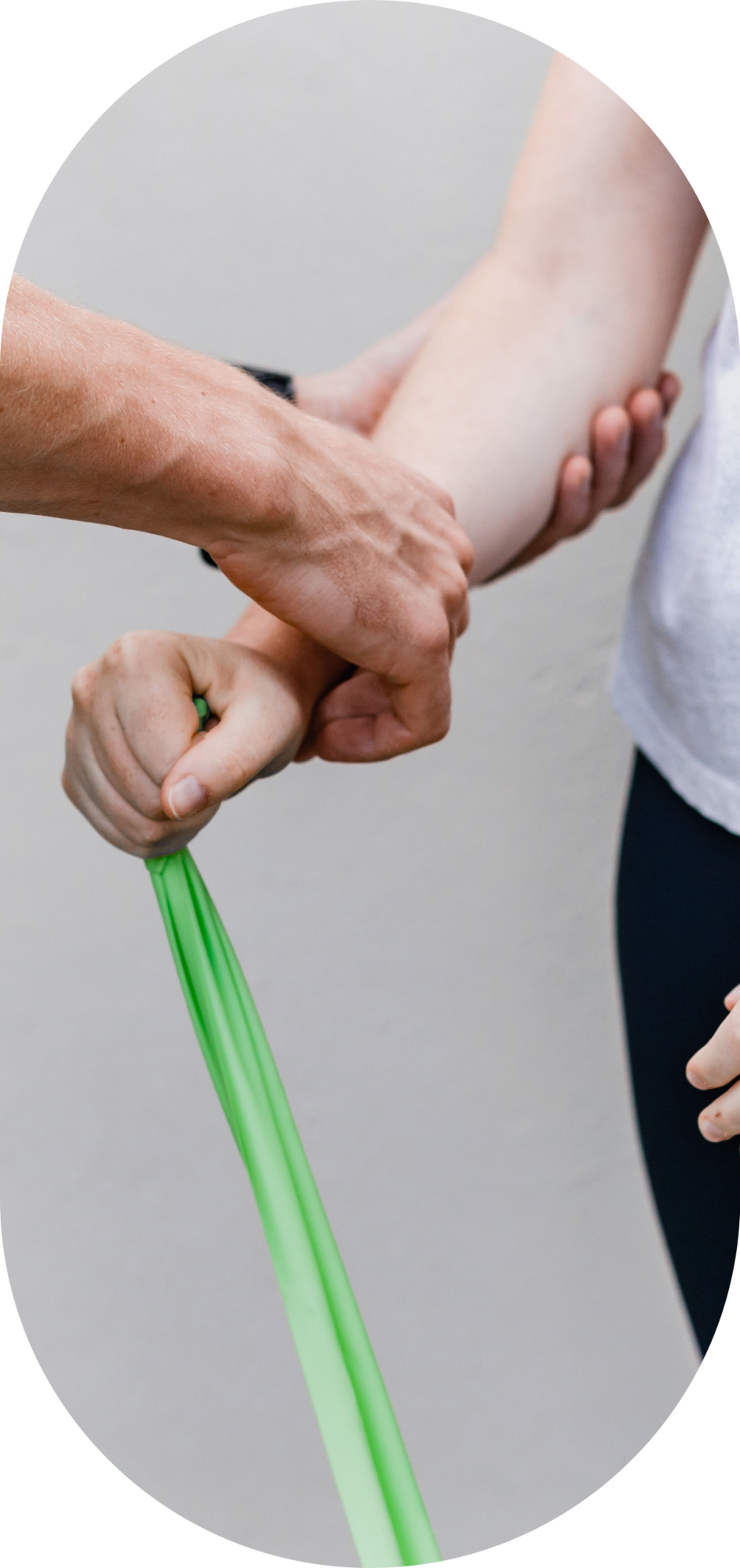 Ejercicio de fuerza para rehabilitación con una goma