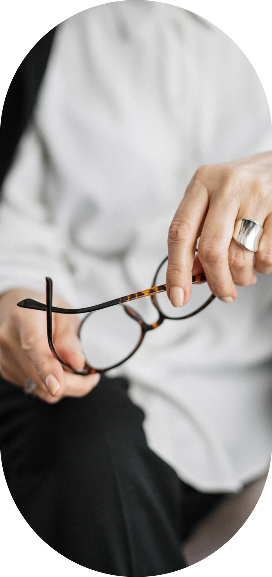 Primera plano de una persona sujetando unas gafas